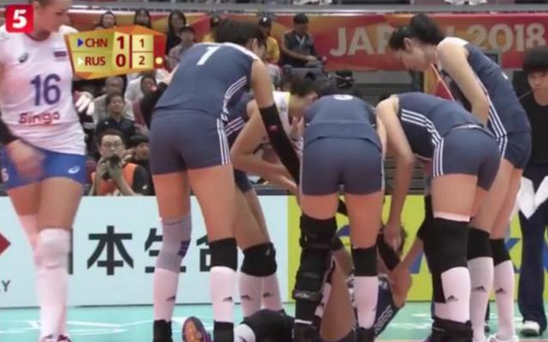 女排锦标赛,丁霞遭重扣当场倒地,对手的做法引世界点赞
