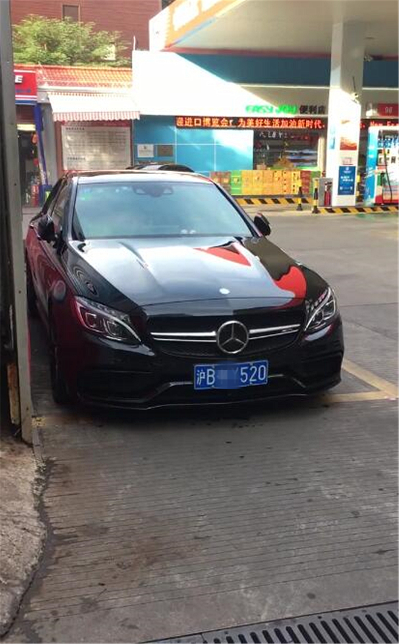 上海偶遇119万奔驰c63,车牌非连号,但数字却是女人最爱!