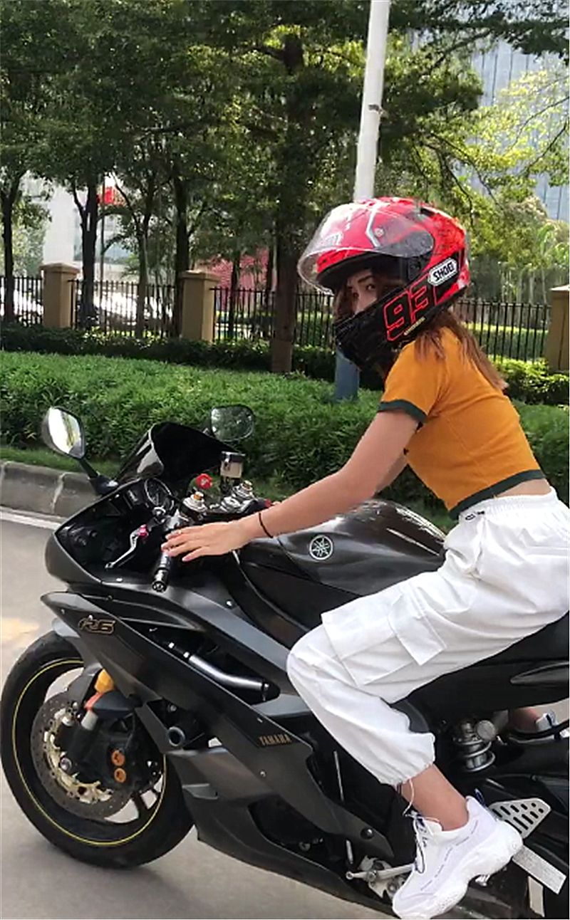 偶遇雅马哈r6摩托车车主是一位小姐姐身材苗条背影迷人