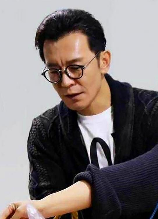 发型对人的改变有多大?看看李咏就知道了!