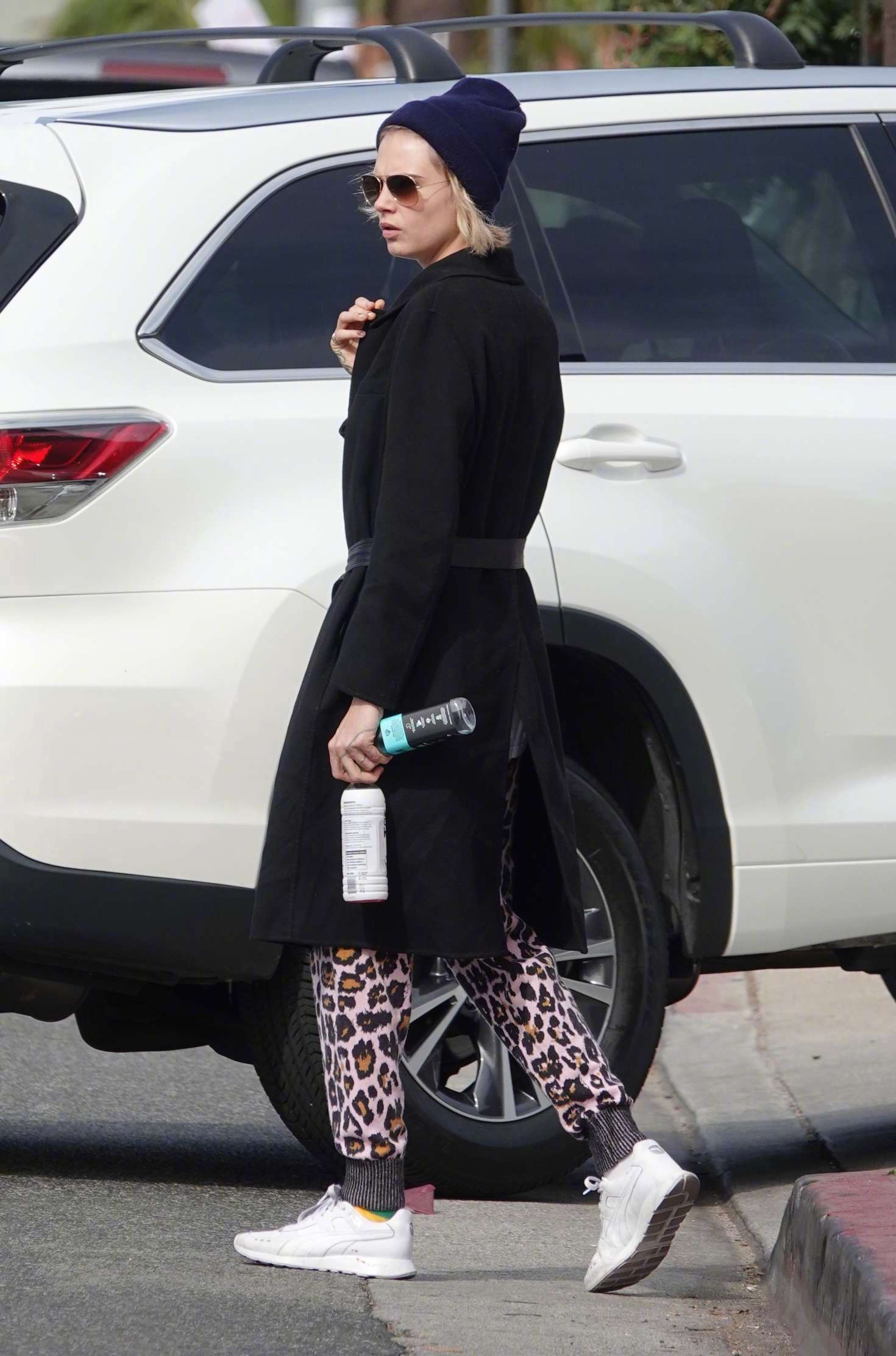 卡抽cara delevigne身穿黑大衣配搭豹纹裤在洛杉矶外出的街拍.