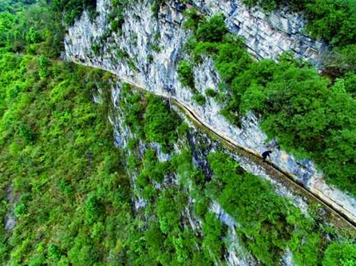 贵州山路上的"天渠", 老人用近40年打造, 堪比愚公移山