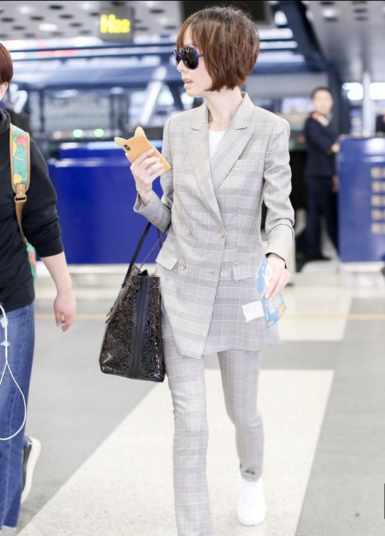 鲁豫穿灰色格纹西装套装现身机场 干练女人气质出众
