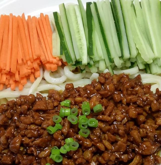 北京炸酱面, 这个吃法真的过瘾