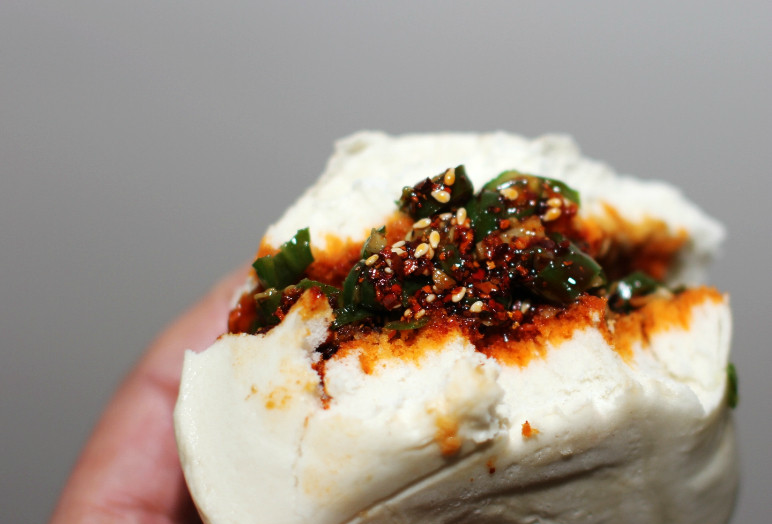 一块钱买两个热馍馍夹点油泼辣子辣味十足超好吃