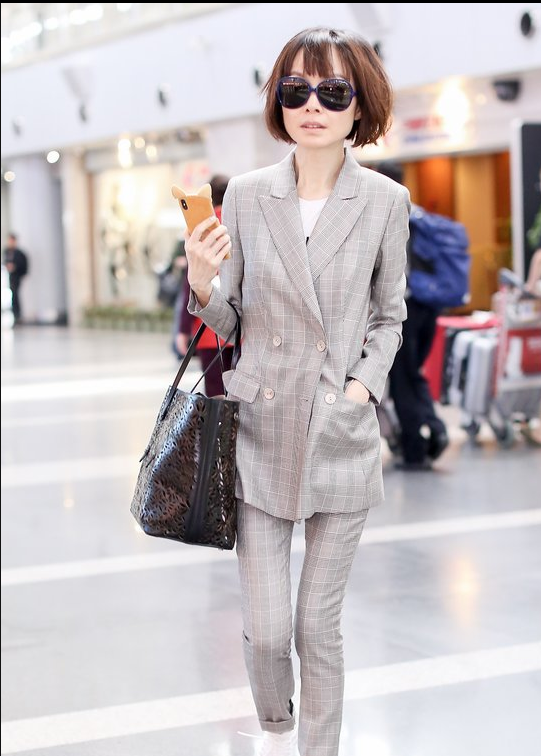 鲁豫穿灰色格纹西装套装现身机场 干练女人气质出众