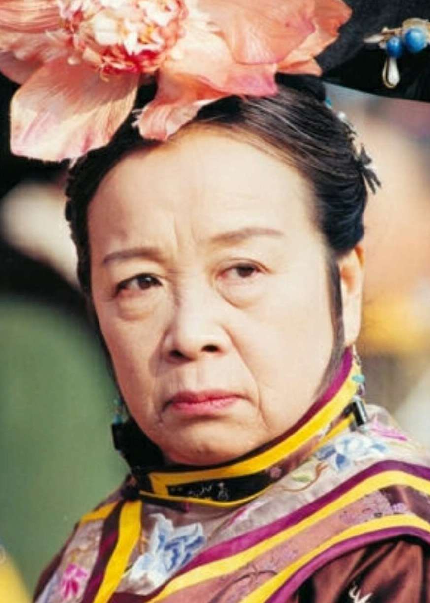 容嬷嬷24岁青涩照片曝光,发型时尚双眸灵动,网友:求您别张嘴