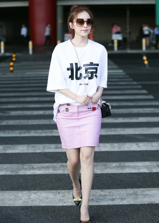 阚清子现身机场身上的两个字真是太高调大家都知道你喜欢它了