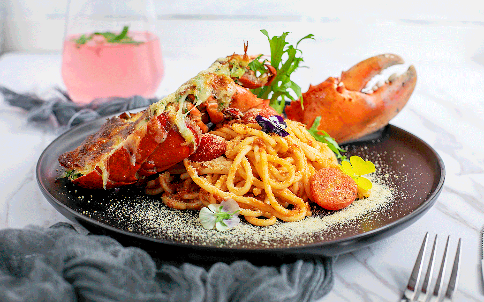 同样选用了新鲜香草,与厚厚芝士一同焗烤而成的龙虾肉,弹牙紧实,鲜甜