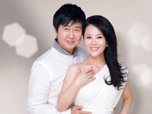 一首歌唱一辈子的歌手,他带上老婆一起唱,他唱不动了儿子来接班