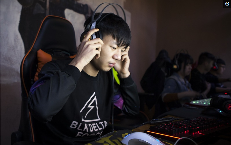 西安95后职业玩家把网吧当家!一个对电竞有着梦想的男孩,加油!