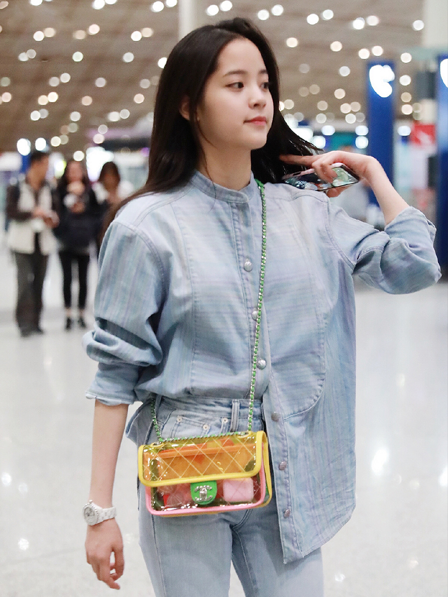 欧阳娜娜与张雪迎差三岁同穿牛仔裤差别大谁才是真美少女