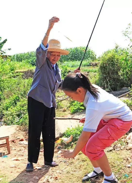 这位满脸沧桑的老人, 在农村带两小孩在河边钓鱼!