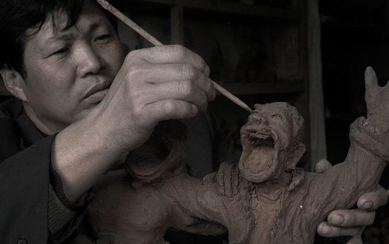 农村大叔玩泥巴30年如今走上大学讲台成了名人