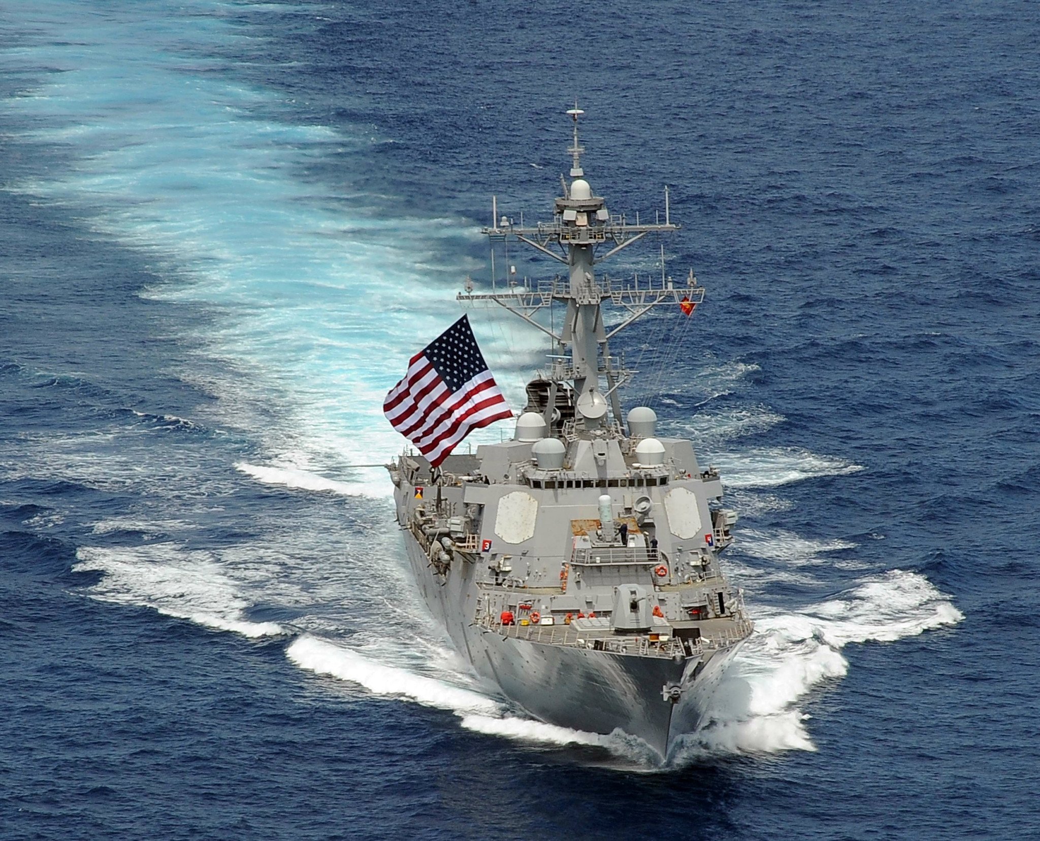 挂英国旗的美国"伯克"级驱逐舰