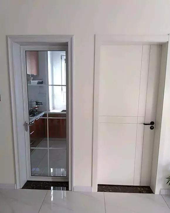 餐厅对面就是厨房,用的透明玻璃门,隔壁是卧室,门是复合的,750一扇.