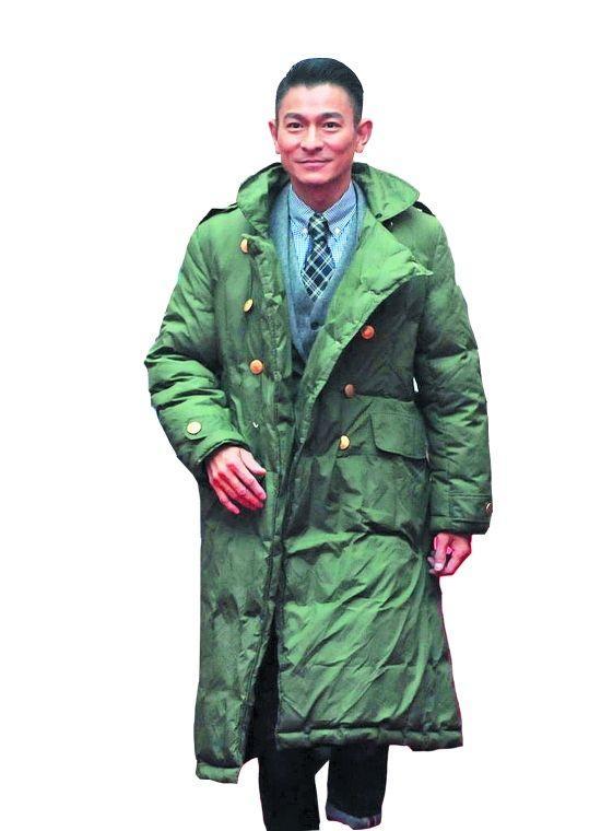 走在时尚前沿的男神刘德华,网友纷纷说:这款又要卖断了|刘德华|军大衣
