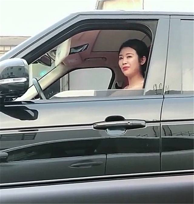 这话一出,路虎女车主便问了"怎么了?"然后拿出化妆镜看了一下.