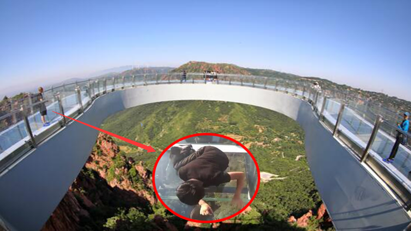 比张家界玻璃桥恐怖10000倍的环廊,世界最长360米高硬汉都腿软!