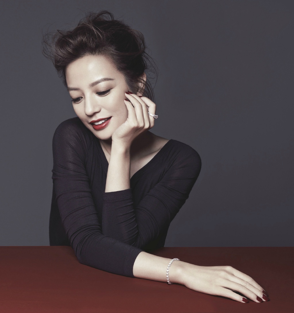 从古灵精怪的"小燕子"形象红遍亚洲开始,就注定了她的不平凡