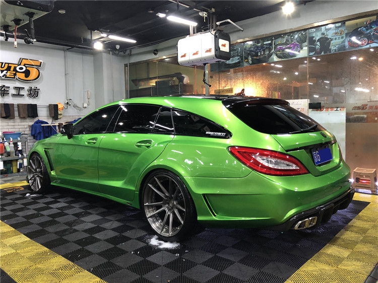 猎装版奔驰cls化身宽体"绿魔",在小姐姐的衬托下显得无比撩人!