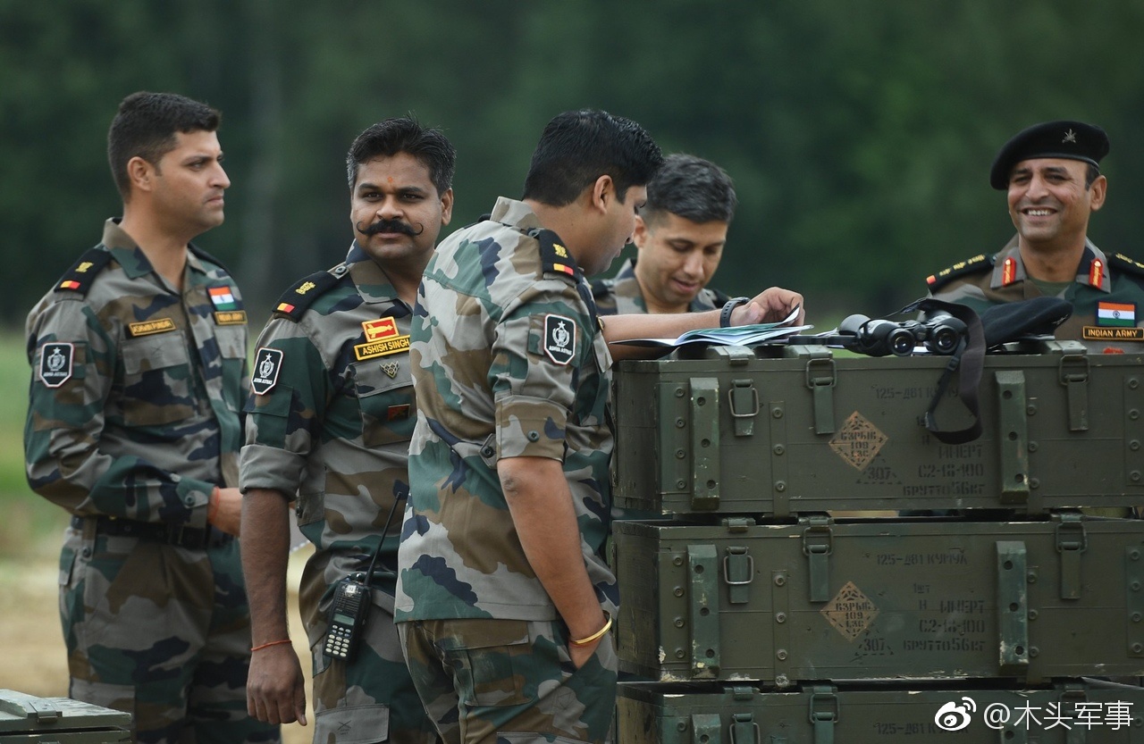 参加在俄罗斯举行的"国际军事比赛—2018"坦克两项赛的印度坦克兵