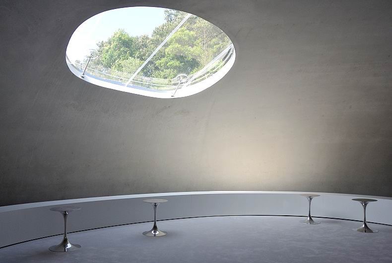 日本濑户内海的丰岛美术馆像一个水珠状的艺术品躺在岛山