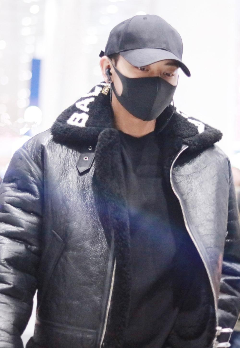 黄子韬全黑造型帅气现身机场 撩发露出耳钉尽显妖孽气质