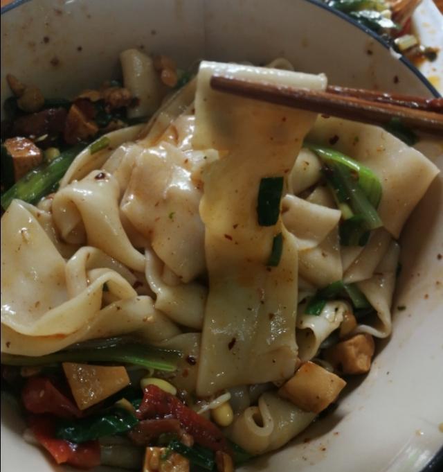 西安城南长安街头,吃一碗开了快20年的户县软面