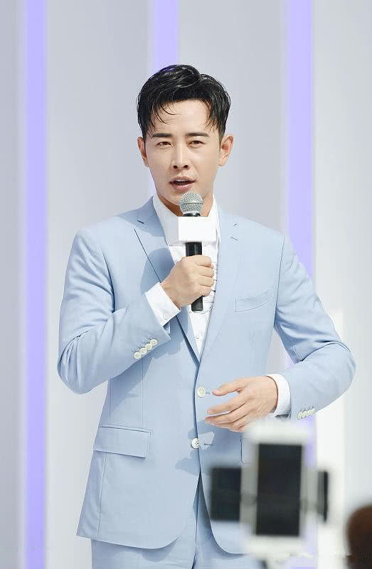 罗晋亮相活动现场,蓝色西装超有型,网友:这脸怎么回事