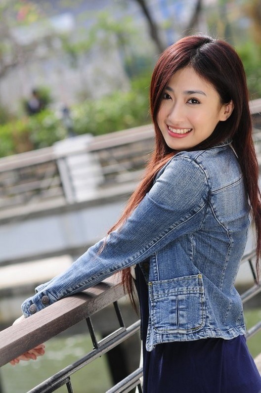 摄影美图:清纯可爱的漂亮美女户外迷人写真.|美图|写真|美女_新浪网