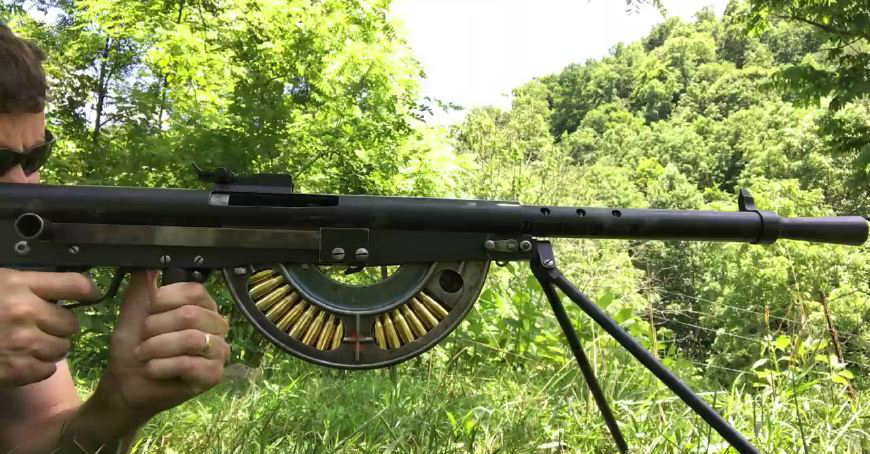 绍沙m1915式8mm机枪,是一战最垃圾的机枪之一,枪械质量非常的差.