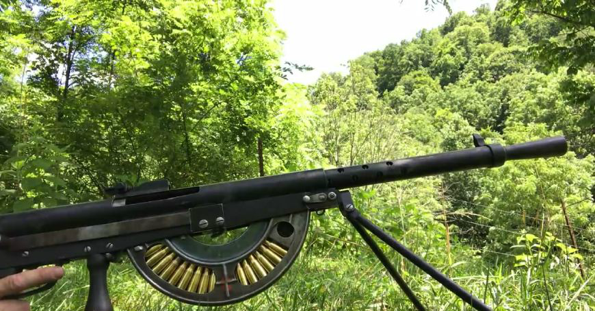 绍沙m1915式8mm机枪,是一战最垃圾的机枪之一,枪械质量非常的差.