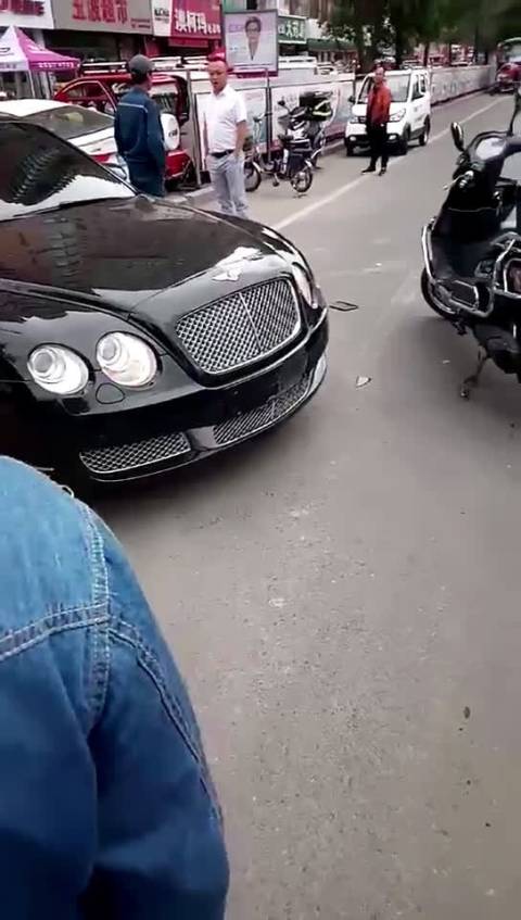 偷电瓶车的周某人太火了,纹身都出来了