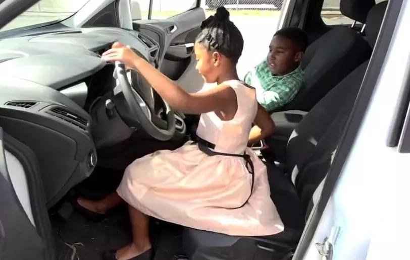 开车时奶奶突然昏迷,6岁小女孩接过方向盘安全到家