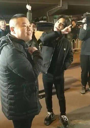 薛之谦时隔半年录新综艺,靠岳云鹏肩膀唱歌,网