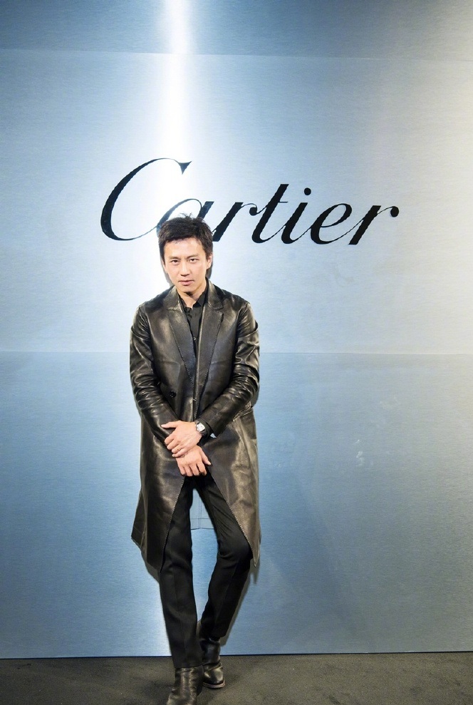 邓超长款皮衣扮帅,却挡不住逗比气质,双手一伸像"僵尸叔叔"