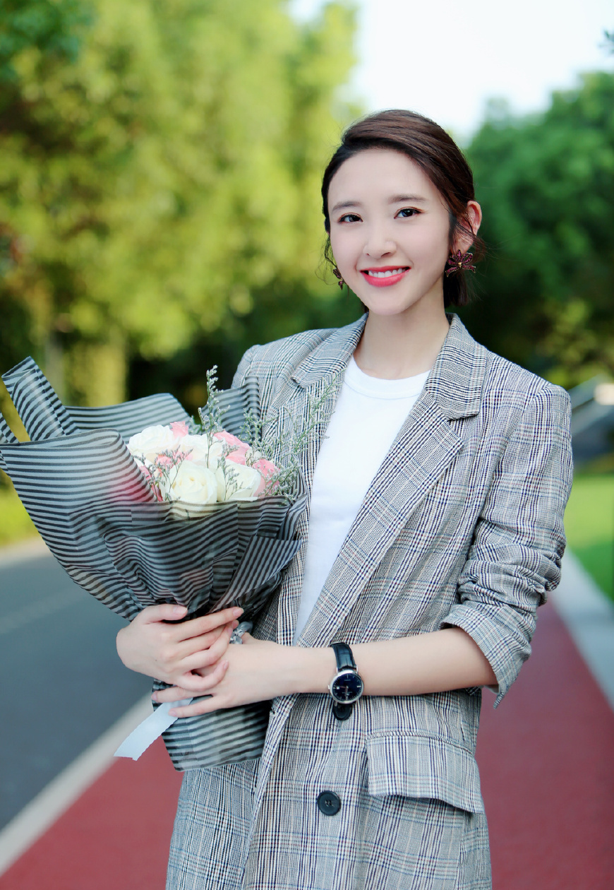 唐艺昕少女心爆棚!仅梳了一款羊角辫元气感十足,秒变19岁