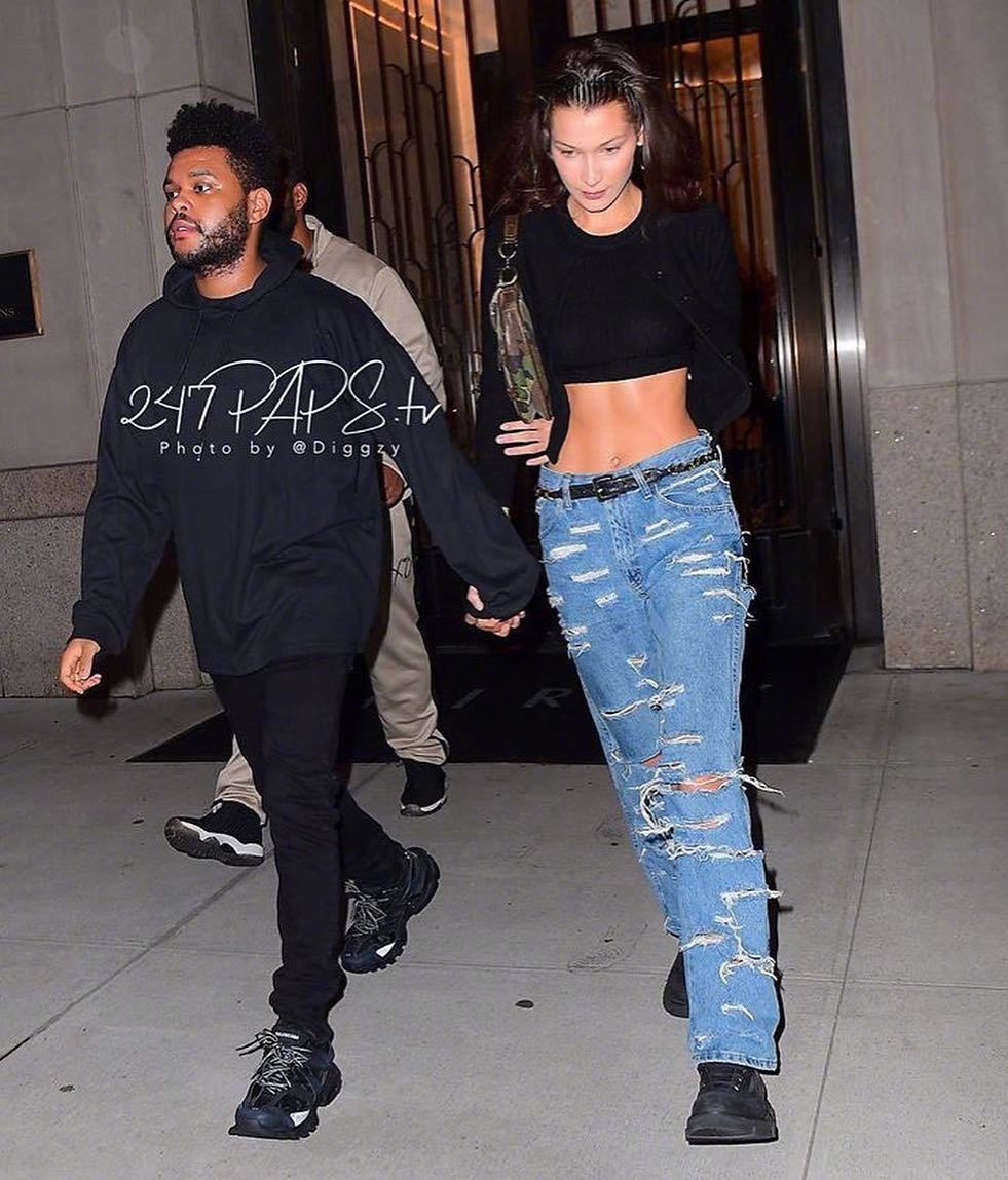 盆栽theweeknd和女友bellahadid牵手在纽约离开bella公寓的街拍