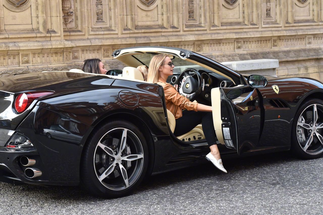 模特,演员金伯利·加纳 kimberley garner 带着狗狗开法拉利ferrari