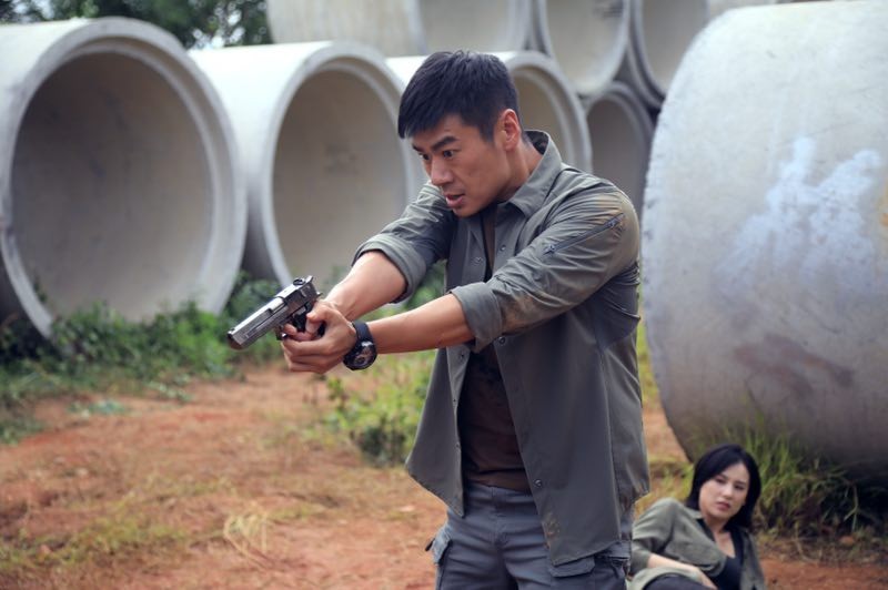 首部反恐题材大电影《狐踪谍影》近日公布了一组男主角徐佳片场花絮照