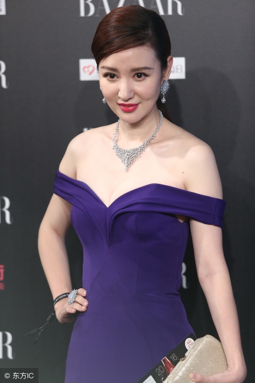 张萌低胸连衣裙出席活动,实在太性感太迷人了|张萌|低胸|出席活动