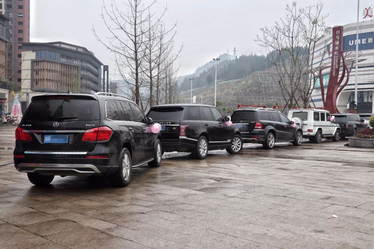 南充小伙的求婚车队,出动10几台豪车,总价超3千万