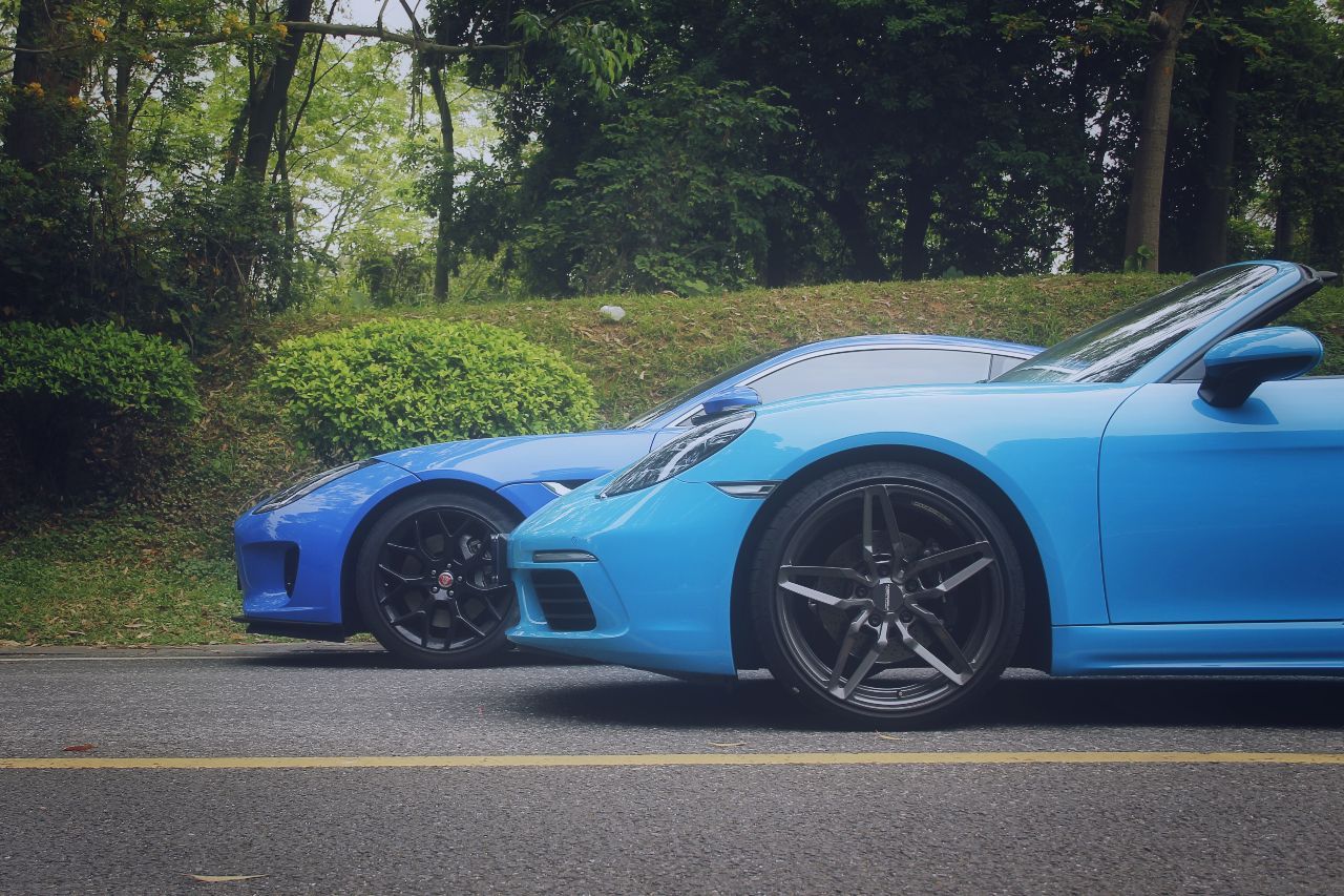 再快的保时捷,也追不到爱开捷豹的妹子?