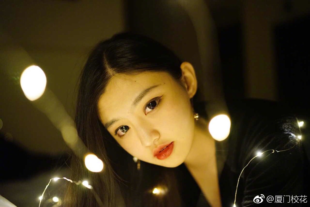 她叫张羽菲,毕业于中国人民大学,哥伦比亚大学硕士,身