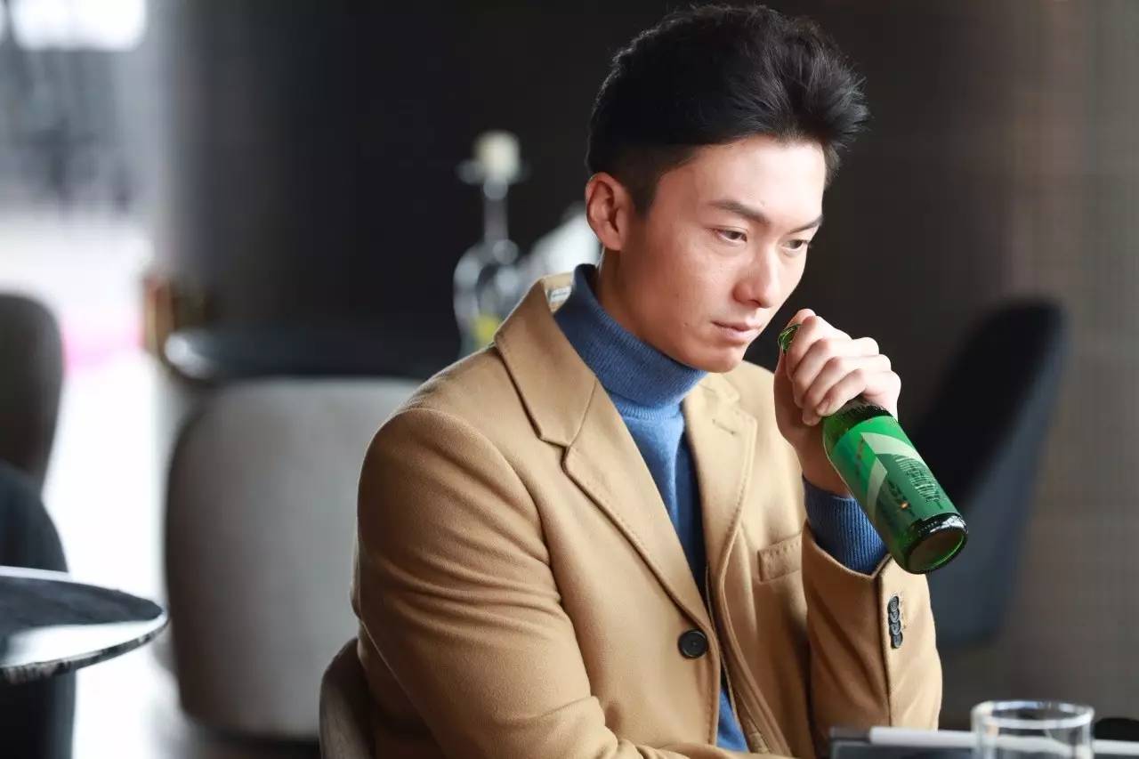 他是视帝,却屡次出轨还被妻子撞见偷吃嫩模,今疑似婚内出轨?