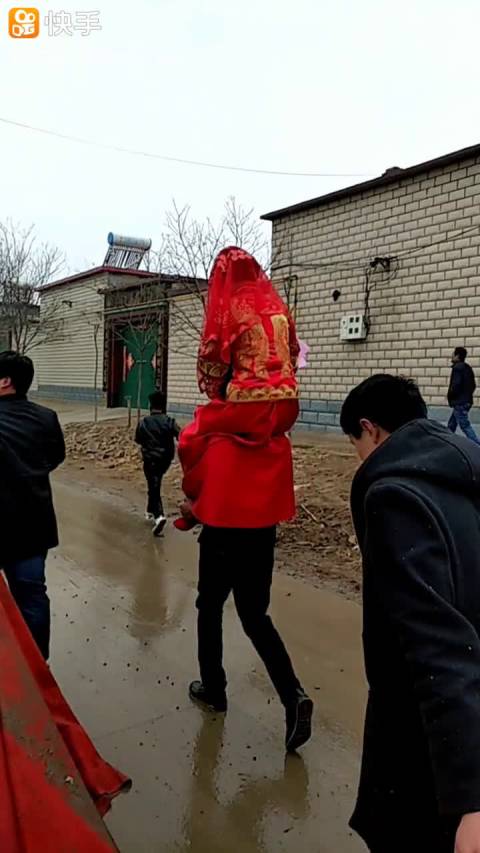 沧州爆料网友爆料: 昨日河间市黎民居乡西七吉村,一小伙娶媳妇,因雨后