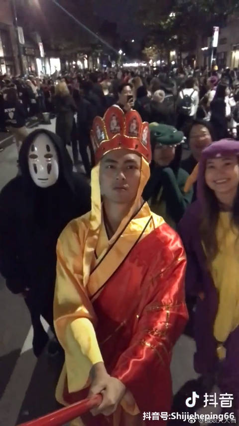 万圣节的一股清流 一位中国小伙cos"唐僧",手拿禅杖,漫步街头