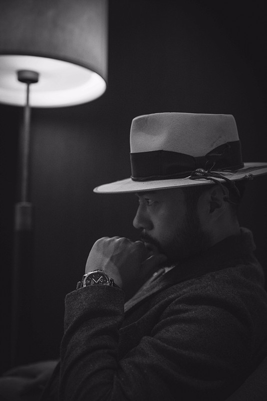 谭凯黑白大片曝光 尽显别样光影质感