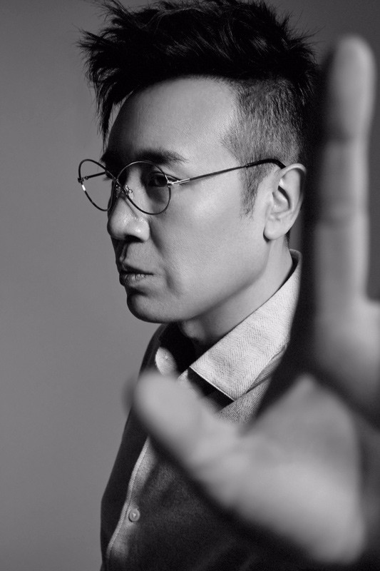 于和伟质感大片曝光 金属眼镜元素诠释斯文绅士范儿